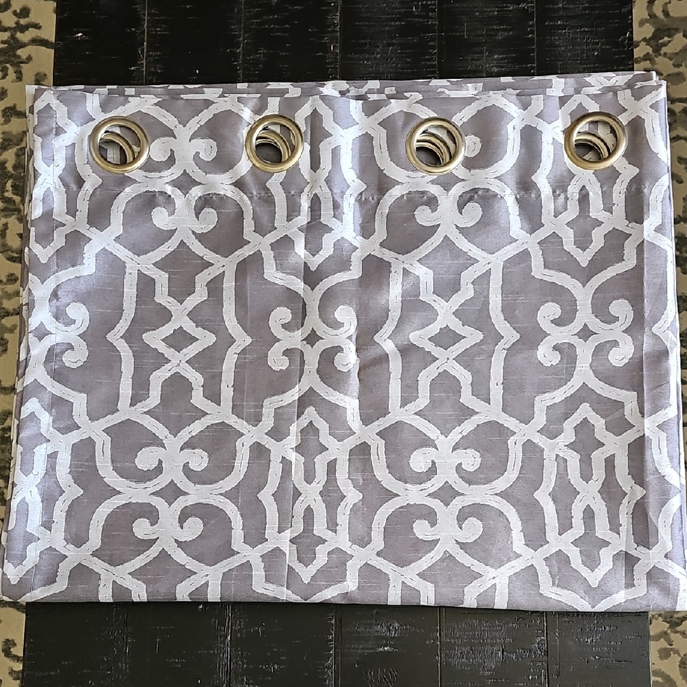 Natori Gray and White Geometric Curtain